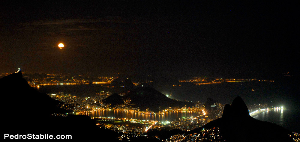 Lua cheia sobre o Rio de Janeiro ©PedroStabile.com