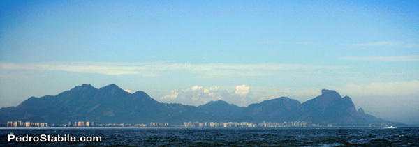 Montanhas_Rio_PedroStabile_01 Vista do Maciço da Tijuca do mar © Pedro Stabile